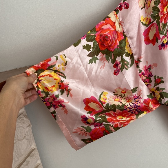 Silky short pink/ floral robe/intimates with belt. - Picture 6 of 12